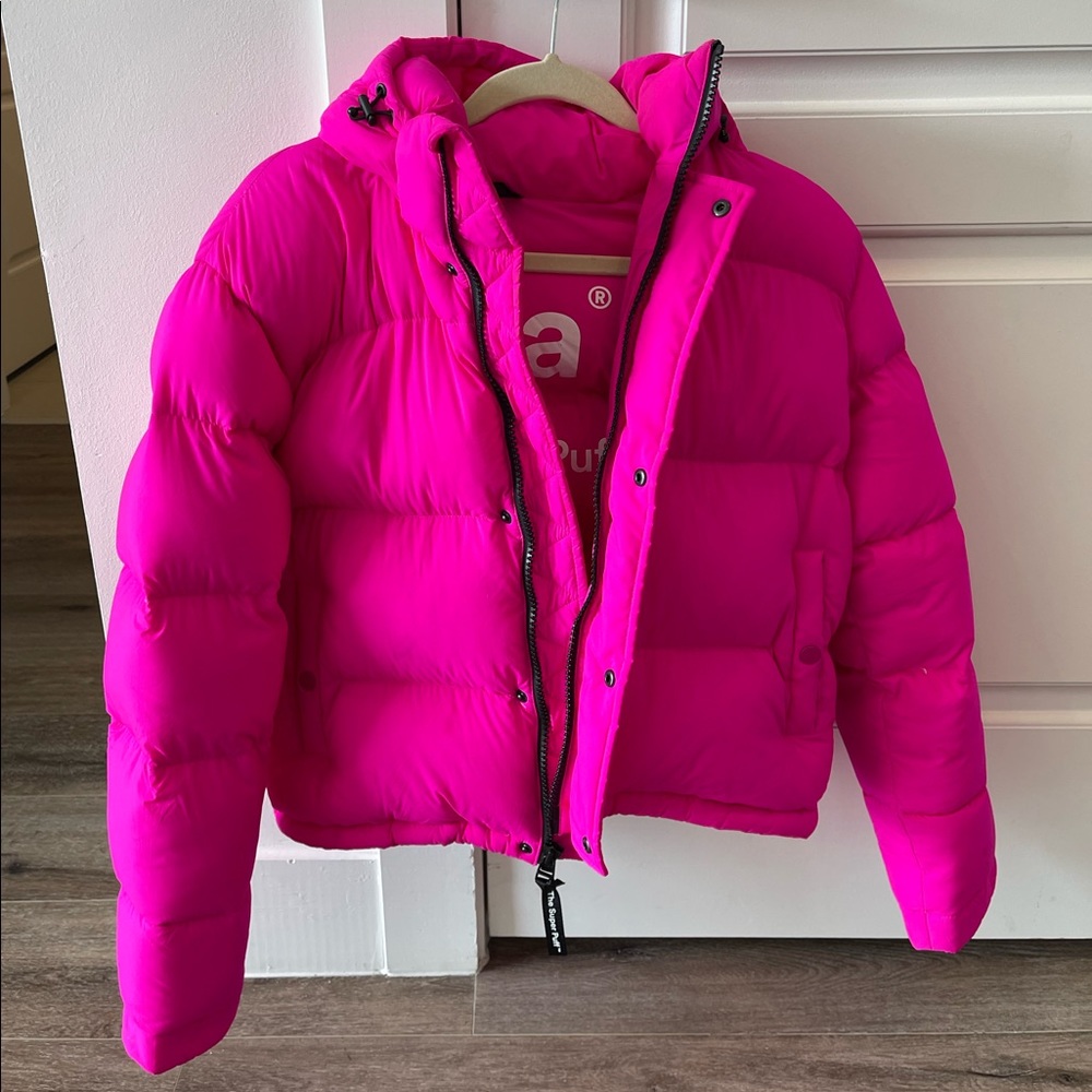 Aritzia TNA Super Puff Shorty Cropped Hot Pink Fuschia